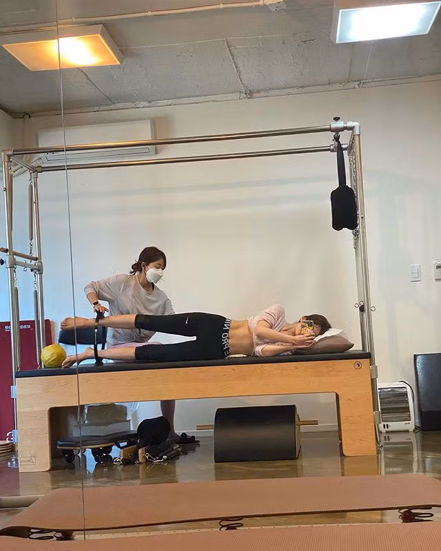 Trong thời gian cách ly xã hội, Somi không quên rèn luyện thể thao, tăng sức đề kháng. Mới đây, mỹ nhân Hàn đăng tải hình ảnh tại phòng tập tại nhà kèm dòng chú thích: "Luôn luôn giữ sức khỏe". Qua bức hình này, người hâm mộ có thể thấy cơ bụng khỏe khoắn của Somi. Một người bình luận: "Chưa từng gặp cô bé nào ở độ tuổi đôi mươi có thân hình đẹp như vậy". Ảnh: @somsomi0309.
