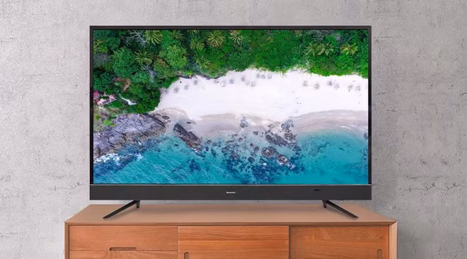  Skyworth là thương hiệu đến từ Trung Quốc. Một số hệ thống đang bán mẫu 55U5 với giá 8 triệu đồng, giảm 4 triệu đồng. Thiết bị sở hữu màn hình 55 inch, độ phân giải 4K. TV được chạy trên nền Android 7.0. Remote điều khiển hỗ trợ tìm kiếm giọng nói bằng tiếng Việt. Điểm trừ của sản phẩm đến từ viền đen khá dày.
