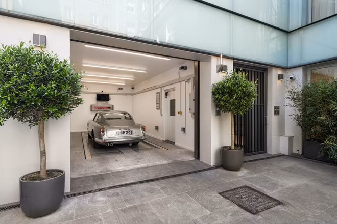 Dù nằm ngay trung tâm London, căn nhà không hề thiếu chỗ đỗ xe nhờ được trang bị hệ thống xếp xe 4 chiếc hiện đại của Đức.