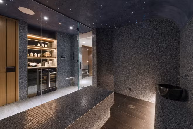 Spa tại đây có phòng xông hơi ướt, xông hơi khô, phòng tắm kiểu Thổ Nhĩ Kỳ và vòi sen nước đá.