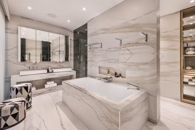 Bên trong phòng ngủ chính có phòng tắm với tông trắng.