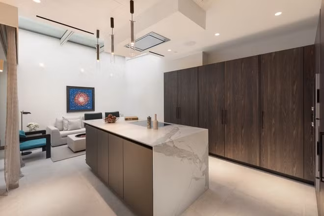 Liền kề với phòng bếp là khu vực tiếp khách "khu vườn mùa đông" ngay dưới giếng trời.