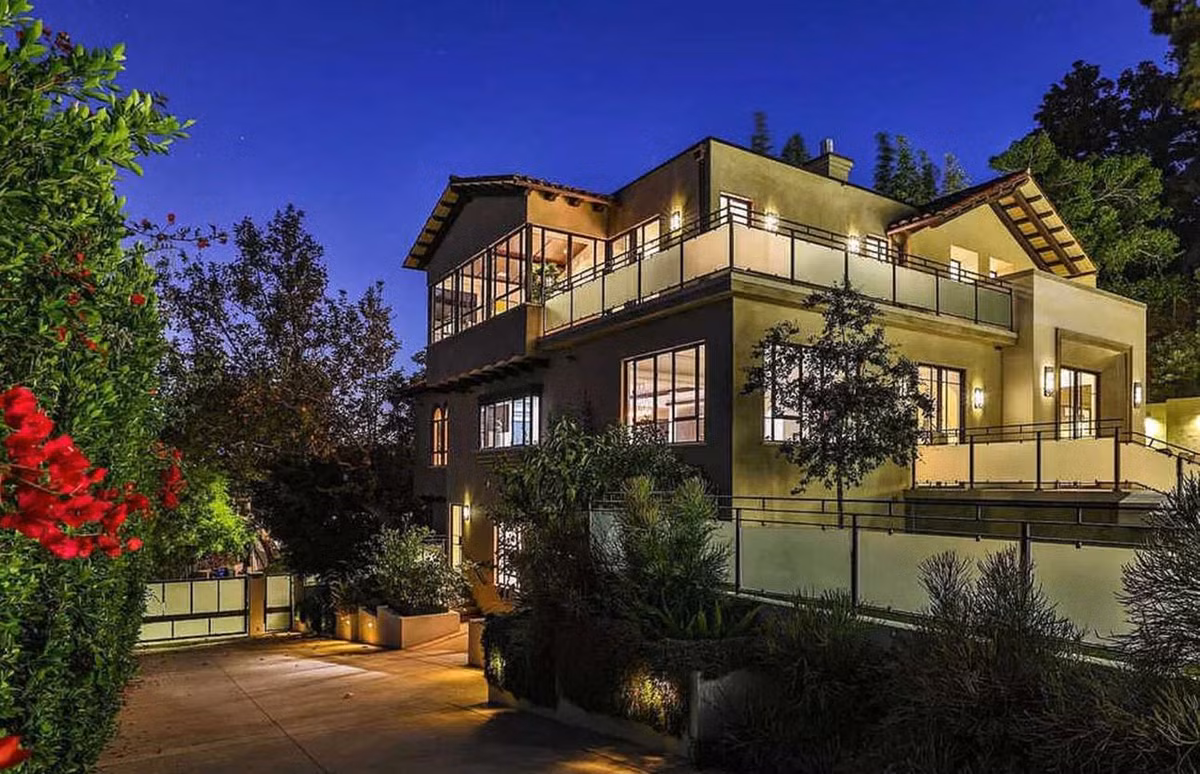 Năm 2017, nữ ca sĩ mua một căn biệt thự 3 tầng ở khu Hollywood Hills của thành phố Los Angeles với giá 6,8 triệu USD. Ảnh: Zillow.