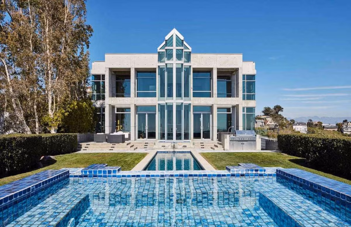 Năm 2014, Rihanna thuê một căn biệt thự rộng hơn 1.100 m2 ở thành phố Los Angeles với giá 60.000 USD mỗi tháng. Ngôi nhà được xây dựng vào năm 1994 với những tiện nghi như nhà khách 2 phòng ngủ, rạp chiếu phim, và phòng gym. Ảnh: Sotheby.