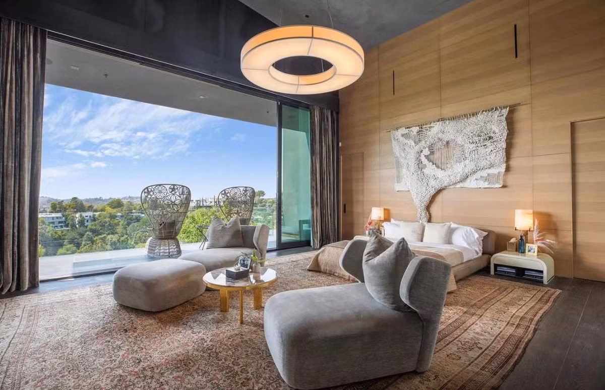 Ngôi nhà có diện tích khoảng 790 m2 với 7 phòng ngủ, 8 phòng tắm, cùng các tiện ích như hồ bơi, bồn ngâm nước nóng ngoài trời, và vườn nho. Năm 2011, Rihanna bán lại bất động sản này với giá 5 triệu USD. Ảnh: Zillow.