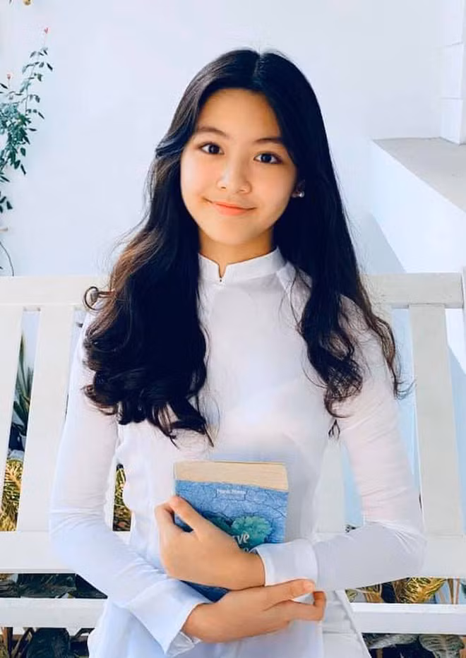Con gái Quyền Linh không sử dụng Facebook hay Instagram nhưng nhiều lần gây sốt trên mạng xã hội nhờ chiều cao vượt trội và gương mặt xinh đẹp. Bé Lọ Lem sinh năm 2006 và hiện cao hơn 1,7 m. Trong một số hình ảnh, cô bé cao ngang cha mẹ.
