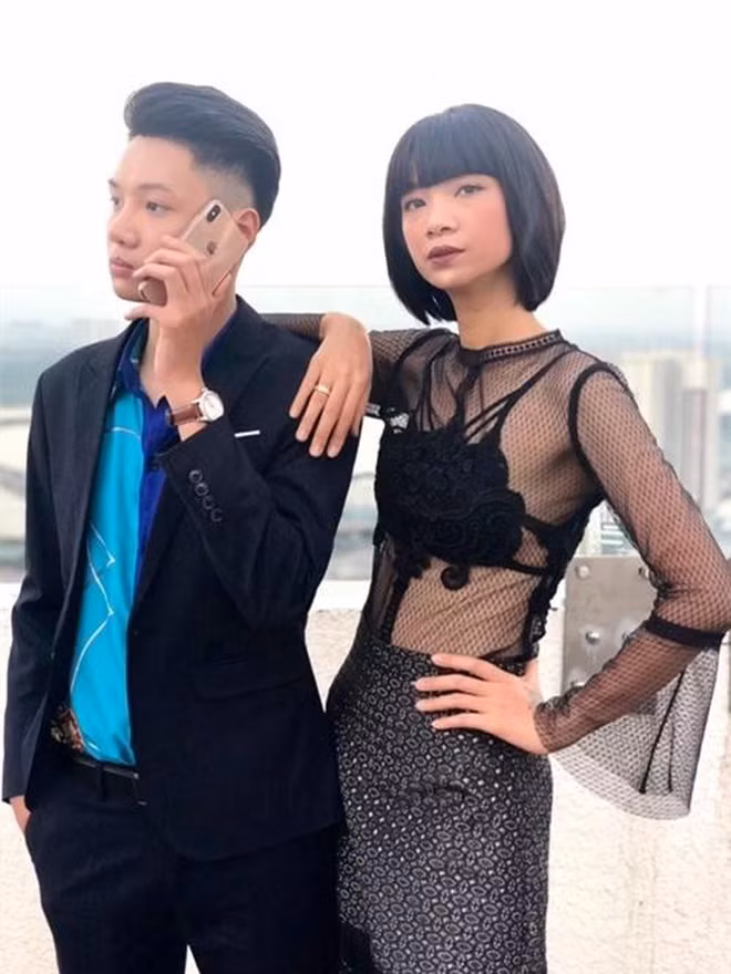 Đức Huy - con trai của siêu mẫu Hạ Vy - thừa hưởng chiều cao nổi trội từ mẹ. Chàng trai 18 tuổi hiện cao 1,9 m. Theo siêu mẫu Hạ Vy, con trai cô sớm bộc lộ niềm đam mê và tố chất với lĩnh vực người mẫu. Do đó, từ khi Đức Huy học lớp 10, cô đã cho con theo học các lớp đào tạo người mẫu.