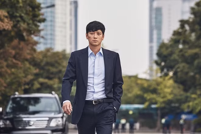  Kang Dong Won: Trong buổi họp báo ra mắt tác phẩm điện ảnh Master diễn ra vào năm 2016, tài tử điển trai khiến khán giả xôn xao khi tiết lộ trải nghiệm kinh hoàng trong quá trình quay phim. Một tai nạn đáng tiếc đã xảy ra khi ê-kíp thực hiện phân cảnh rượt đuổi xe hơi. Các mảnh kính vỡ vụn rồi văng tứ phía, khiến vùng mặt của Kang Dong Won bị thương. Một mảnh kính khác thậm chí còn găm vào cổ nam diễn viên. Tuy nhiên, tài tử rất bình tĩnh trước sự cố đó. Anh tự mình rút mảnh kính ấy ra mặc cho cảm giác đau đớn ập đến.