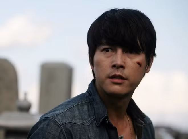  Jung Woo Sung và Jung Chan Woo: Tai nạn diễn ra khi hai tài tử thực hiện một cảnh quay hành động trong phim Athena: Goddess of War. Jung Chan Woo thủ vai điệp viên của một tổ chức khủng bố, lái chiếc xe tông về phía Jung Woo Sung hòng tiêu diệt nhân vật của anh. Tuy nhiên, chiếc xe bất ngờ mất phanh rồi lao nhanh với tốc độ không thể kiểm soát, khiến hai diễn viên gặp nguy hiểm. Jung Woo Sung chấn thương đầu gối, còn Jung Chan Woo bị thương ở phần đầu. Đội ngũ sản xuất Athena: Goddess of War đã ngừng quay và hoãn phát sóng một vài tập phim vì sự cố trên.