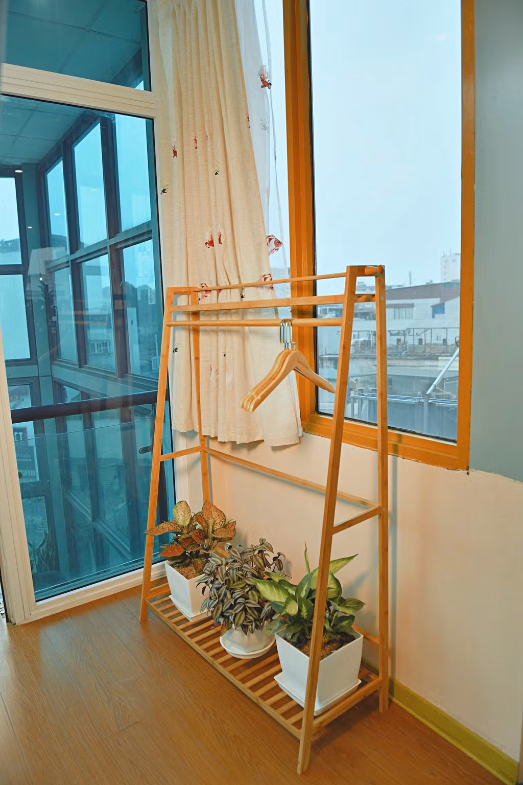 Các mảng cây xanh được bố trí rất nhiều tạo cảm giác thoáng đãng và tươi mát.