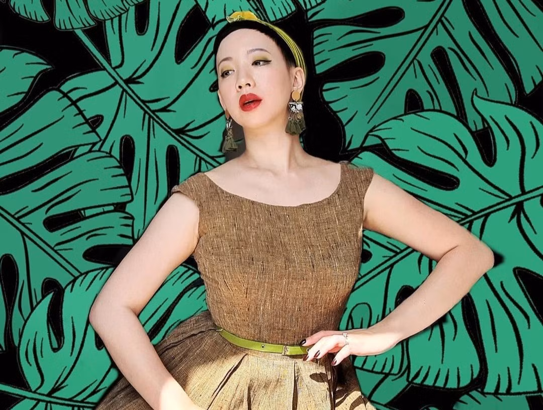 Phong cách của Nora Thoeng (32 tuổi) lấy cảm hứng từ những năm 1940-1950. Cô bắt đầu thích sưu tập trang phục cổ điển từ một thập kỷ trước. Vì lúc đó không có nhiều tiền, Nora mua lại những chiếc váy công chúa mà cô yêu thích từ cửa hàng đồ cũ. Nora chọn gout thời trang này vì nó khiến cô cảm thấy thoải mái và nữ tính.
