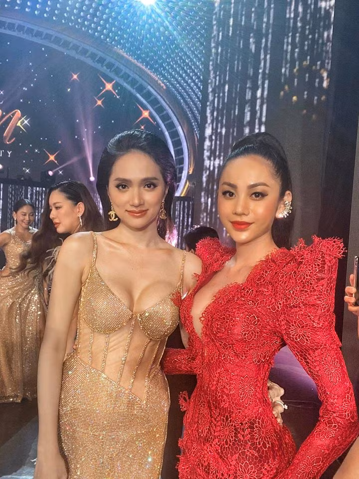 Vừa qua, Hương Giang có mặt tại Thái Lan để đảm nhận vai trò giám khảo cuộc thi Hoa hậu Chuyển giới Quốc tế 2020. Cô xuất hiện với chiếc đầm dạ hội xuyên thấu sexy chất liệu ánh kim. Tuy nhiên trong một khoảnh khắc hậu trường được chia sẻ, Hoa hậu Chuyển giới Quốc tế 2018 khiến nhiều cư dân mạng thắc mắc với vòng 1 "bên phồng bên xẹp", nhìn bất cân đối. Lý giải điều này, một số tài khoản mạng cho rằng vấn đề nằm ở góc ảnh. Người khác lại nhận định do Hương Giang "độn đỡ" không khéo...
