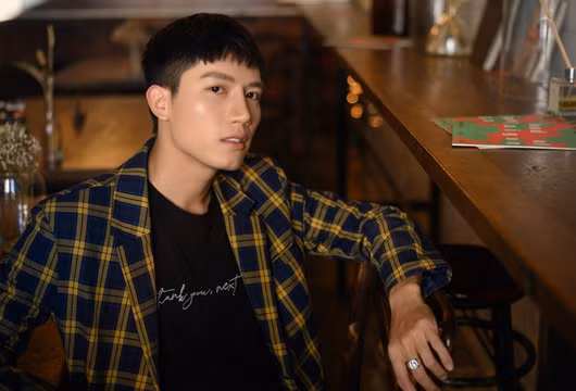 He lo ve chang ca si dien trai sanh doi ben DJ Mie-Hinh-7