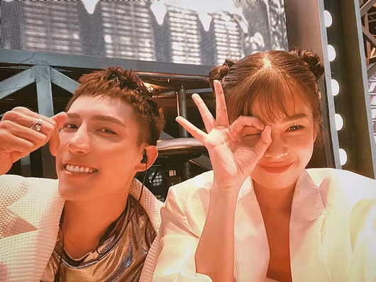 He lo ve chang ca si dien trai sanh doi ben DJ Mie-Hinh-3
