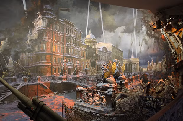 Kéo dài 871 ngày; bắt đầu từ 8/9/1941 và kết thúc vào ngày 27/1/1944, trận Leningrad là cuộc phong tỏa quân sự của quân đội Đức Quốc xã đối với thành phố Leningrad, đồng thời là cuộc phòng thủ dài ngày nhất trong Chiến tranh thế giới thứ hai của Quân đội Liên Xô. Đây là một trong các biểu tượng lớn nhất của cuộc đọ sức giữa Liên Bang Xô Viết và Đức Quốc Xã, mà phần thắng đã thuộc về người Liên Xô.