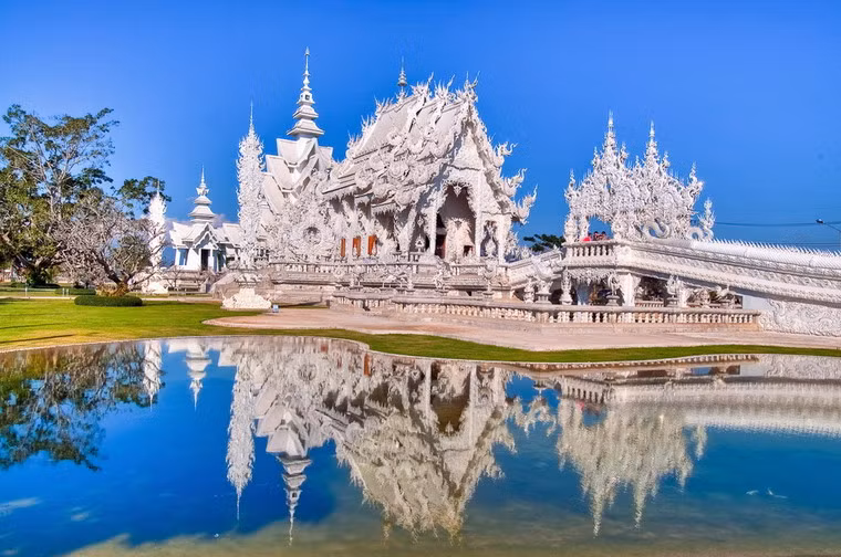 Nằm ở Ban Rong Khun, cách trung tâm thành phố Chiang Rai ở miền Bắc Thái Lan 13km về phía Nam, Wat Rong Khun hay Chùa Trắng là một công trình tôn giáo mới được xây dựng những năm gần đây.