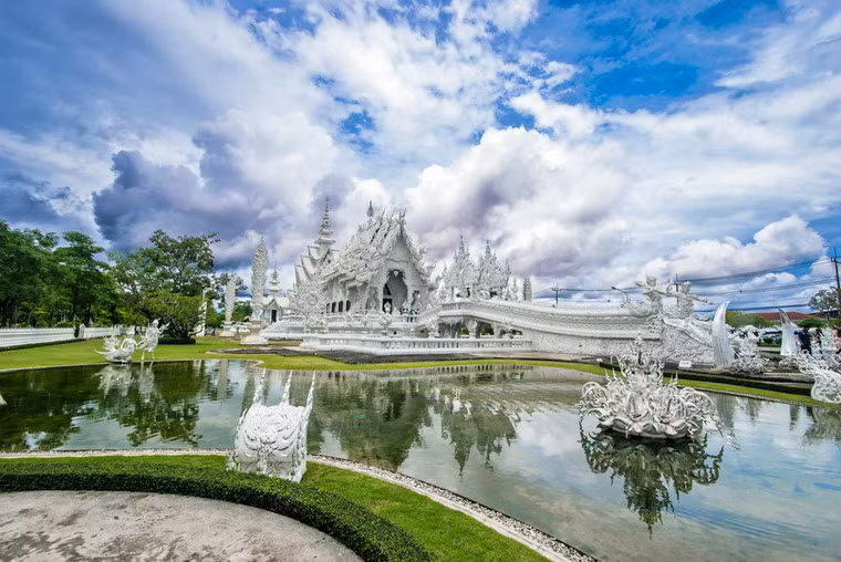 Bao quanh ngôi chính điện là các hồ cá nằm giữa thảm cỏ xanh, nơi đặt những tác phẩm điêu khắc được chính họa sĩ Chalermchai thiết kế.