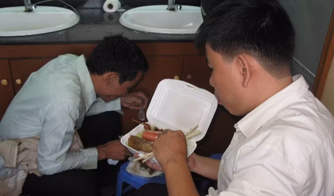 Không có chỗ, hành khách phải ăn uống ngay bên cạnh bồn vệ sinh.