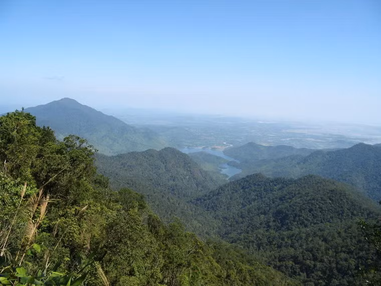 Núi Bạch Mã là một dãy núi đẹp, là ranh giới tự nhiên giữa tỉnh Thừa Thiên-Huế và thành phố Đà Nẵng. Cái tên Bạch Mã có sự tích như sau: đời xưa tiên thường ngồi đánh cờ trên đỉnh núi, ngựa của tiên đi ăn cỏ đồng xa. Một lần, ngựa mải ăn, đi xa quá, khi trở lại thì tiên đã bay về trời, ngựa nhớ chủ lang thang đi tìm, hóa thành mây trắng mang hình con ngựa.