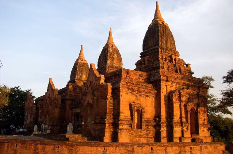 Ở Bagan từng có những ngôi chùa được phủ vàng và những kiến trúc hoàng gia tráng lệ. Đáng tiếc rằng các cấu trúc bằng gỗ đã bị hủy hoại cùng thời gian và những mái chúa vàng không tồn tại nổi trước các hoạt động cướp bóc.