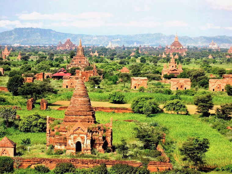 Trong số 10.000 chùa tháp từng tồn tại trong lịch sử ở Bagan, ngày nay chỉ còn lại khoảng 2.200 công trình được gìn giữ khá nguyên vẹn. Bên cạnh đó là hàng nghìn phế tích của những ngôi đền, chùa đã sụp đổ.