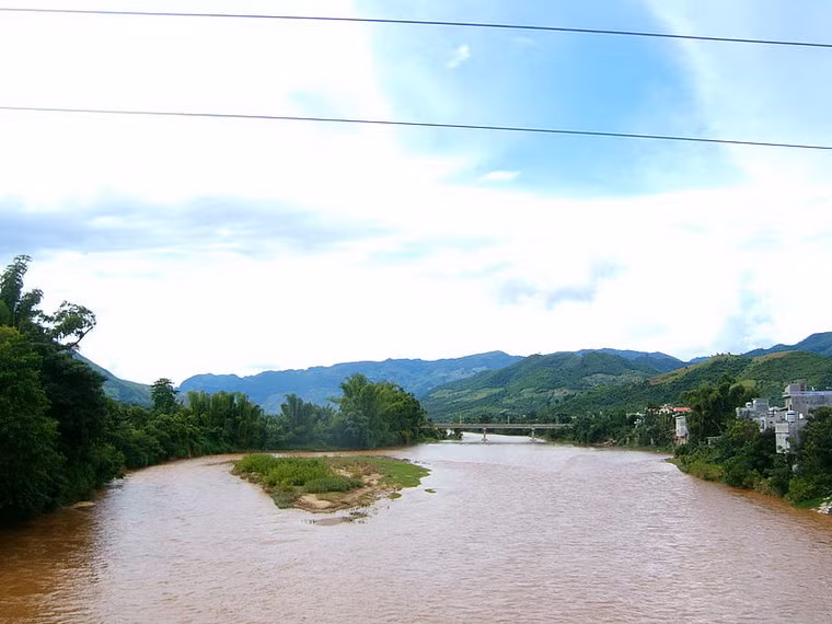 Sông Mã là một con sông của Việt Nam và Lào có chiều dài 512 km, trong đó phần trên lãnh thổ Việt Nam dài 410 km và phần trên lãnh thổ Lào dài 102 km. Theo dân gian, sông có tên gọi "Mã" vì dòng nước chảy xiết như ngựa phi. Đây là dòng sông gắn với nhiều sự kiện lịch sử quan trọng của dân tộc Việt Nam.