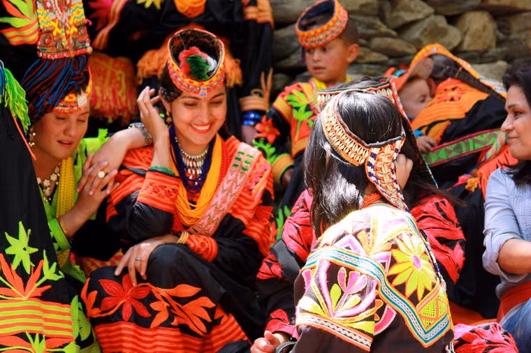Người Kalash có một nền văn hóa độc đáo với nhiều lễ hội và nghệ thuật biểu diễn phong phú. Ngôi nhà của họ cũng rất đặc biệt, được làm bằng gỗ và đá khoét sâu vào trong núi.