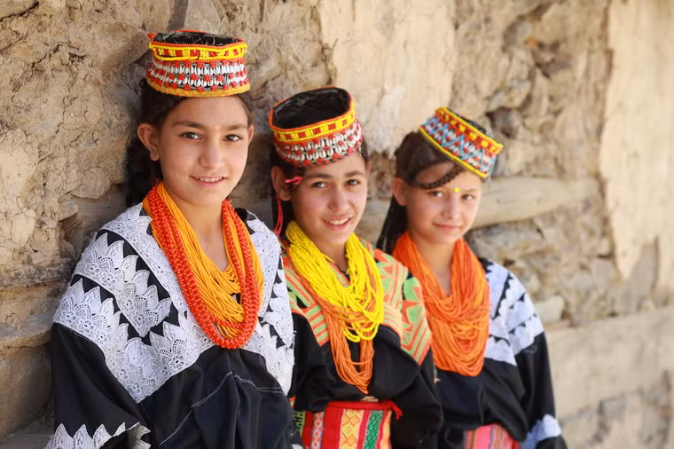 Người Kalash (hay còn gọi người Kalasha) là một tộc người bản địa cư trú tại thung lũng Kalasha thuộc vùng núi Hindu Kush của Pakistan từ cách đây hàng nghìn năm. Khác với phần lớn các sắc dân ở Pakistan, người Kalash có ngoại hình rất đặc biệt.