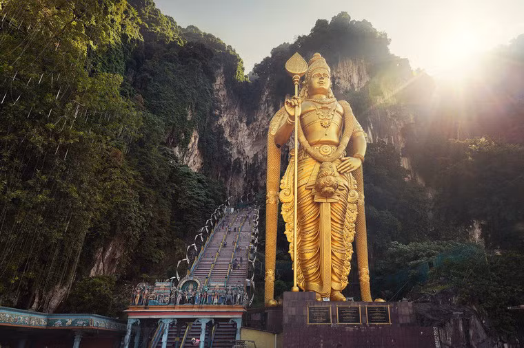 Là bức tượng Hindu giáo lớn thứ 2 thế giới, tượng vàng Murugan khổng lồ có chiều cao 42m, tọa lạc dưới chân núi Batu, nơi có quần thể hang động Batu nổi tiếng thế giới của Malaysia. Bức tượng này được khánh thành năm 2006, sau 3 năm xây dựng.