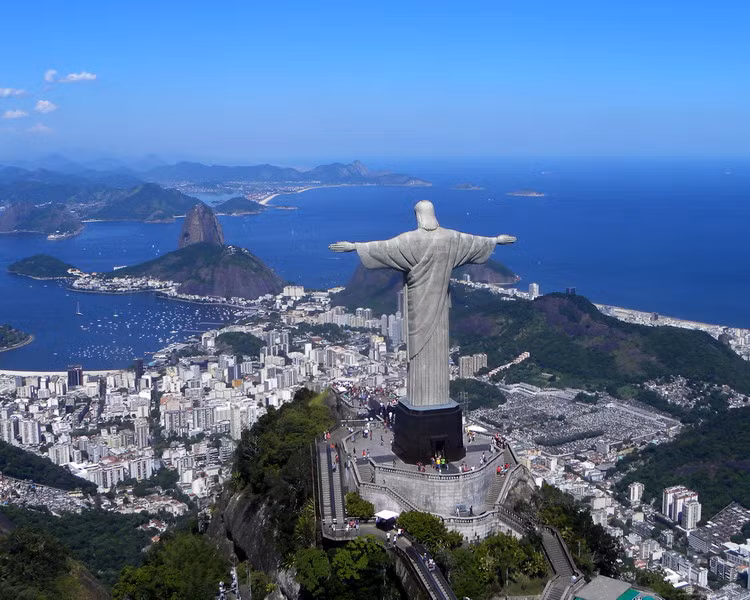 Cristo Redentor ("Chúa Kitô Cứu Thế" trong tiếng Bồ Đào Nha) là tên của một bức tượng Chúa Jesus đứng trên đỉnh núi Corcovado cao 710 m ở tại thành phố Rio de Janeiro của Brasil. Tượng cao 30m đứng trên bệ 7m, được dựng năm 1931, nhân dịp kỷ niệm 100 năm ngày Brasil độc lập. Từ bệ tượng có thể ngắm nhìn toàn cảnh thành phố Rio de Janeiro.