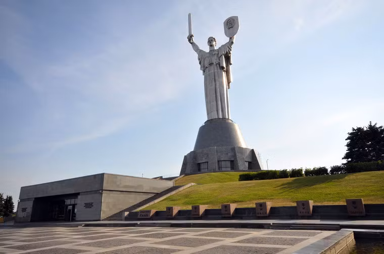 Tượng đài Mẹ Tổ quốc của thành phố Kiev (Ukraine) bằng titan cao 62m, được hoàn thành vào năm 1981 để vinh danh những người anh hùng Xô viết đã ngã xuống trong thời kỳ Chiến tranh thế giới 2. Nếu tính cả tòa nhà bảo tàng nằm dưới chân tượng, độ cao tổng cộng của cả công trình lên đến 102m.