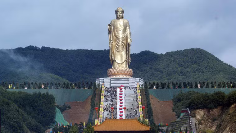 Tượng Trung Nguyên Đại Phật ở tỉnh Hà Nam, Trung Quốc khánh thành năm 2002 hiện là bức tượng lớn nhất thế giới với chiều cao lên đến 153m, trong đó đài sen cao 20m và toà nhà dưới đài sen cao 25m. Kể từ tháng 10 năm 2008, phần đồi ở chân bức tượng được xây dựng thành hai đường lên mới, khiến chiều cao tổng cộng hiện tại của bức tượng là khoảng 208m.