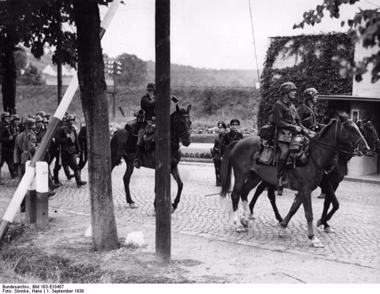 Kỵ binh Đức vượt biên giới Ba Lan năm 1939.