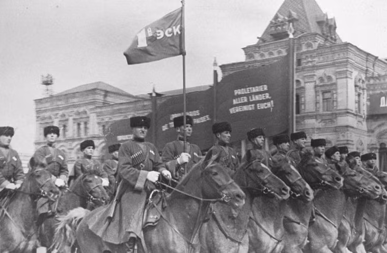 Kỵ binh Cossack đến từ Trung Á diễu hành ở Moscow, Liên Xô năm 1937.