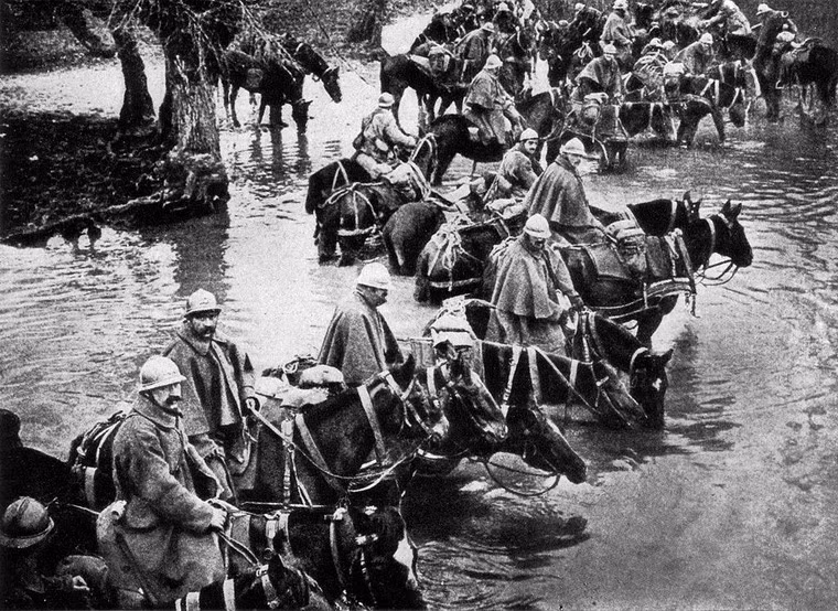 Lính Pháp đưa ngựa vượt sông trên đường tới Verdun.