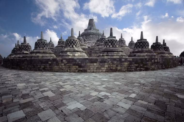 Vòng tròn thứ 3 có 16 stupa, được đục lỗ trống hình vuông và gọi tên là Nirwana, bao quanh một stupa lớn nằm ở trung tâm.