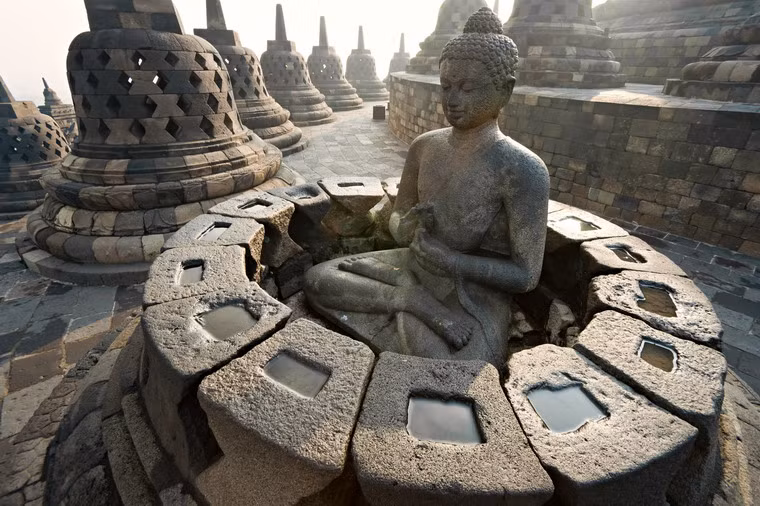 Ngoài các phù điêu, còn có trên 400 tượng Phật được đặt trong các stupa và 4 mặt của Borobudur.