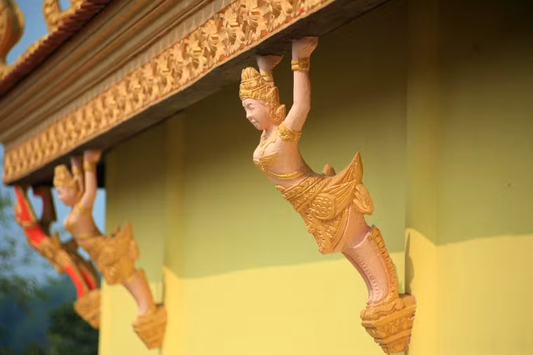 Tượng nữ thần Cây Nor chống đỡ mái lễ đường.