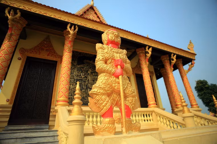 Tượng thần gác cửa Asura được đặt cạnh các lối lên chính điện.