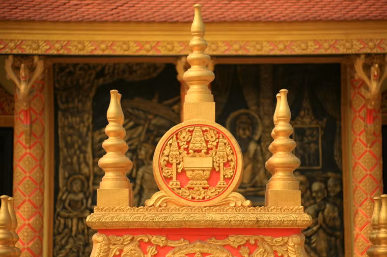 Chi tiết đỉnh tháp trên cổng vào chính điện.