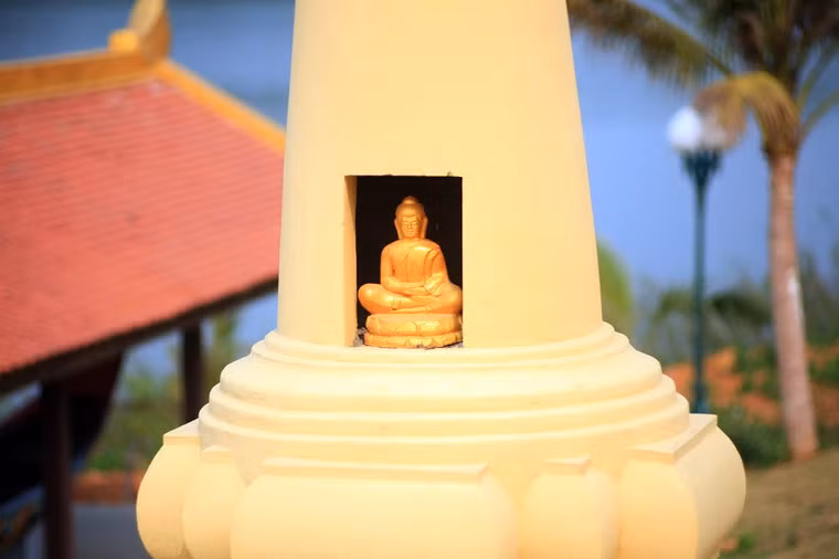 Tượng Phật đặt trên tháp góc.