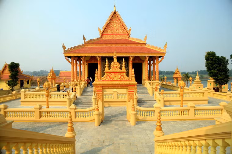 Sau cổng tam quan là khu vực chính điện.