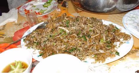 Bún xào ngán nhìn không đẹp, mùi lại nồng nhưng lại làm thực khách tò mò và cuốn hút bởi nó khác tất cả các món ngon mắt bình thường.Thịt ngán làm sạch, thái nhỏ. Bún, cho vừa bột canh, mỳ chính, trộn đều và xào trên bếp. Một chút sau cho mộc nhĩ, nấm hương thái chỉ.