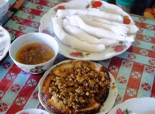 Bánh gật gù. Loại bánh này ăn cùng thứ nước chấm đặc biệt và miếng khâu nhục ngon chẳng kém. Đang đói lòng ăn miếng bánh gật gù, quả thật không thể không gật. Bánh mềm, mát, lại thơm quyện với cái beo béo, ngậy ngậy, đặm đặm của khâu nhục làm ai ăn cũng phải trầm trồ.