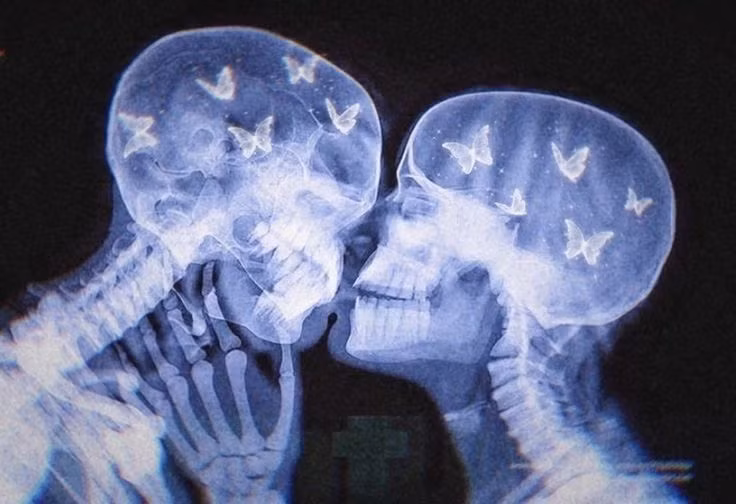  5. Tia X có thể gây hại cho cơ thể. Tiếp xúc quá nhiều với tia X có thể làm hỏng DNA và gây ung thư. Vì vậy, kỹ thuật chụp X-quang hiện đại sử dụng liều lượng thấp để giảm rủi ro. Ảnh: Pinterest.