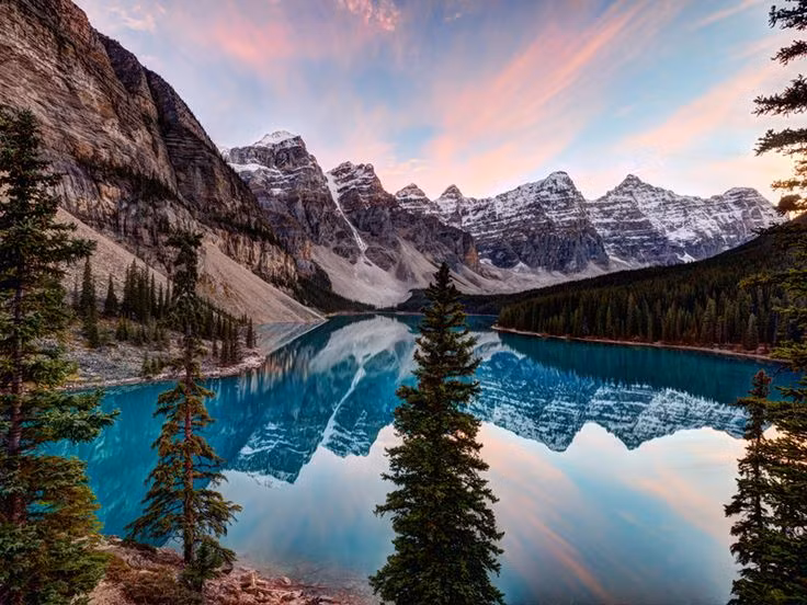  2. Vườn quốc gia Banff (Canada). Hồ Louise, dãy Rocky Mountains, sông băng Columbia Icefield... là những danh thắng nổi bật của Vườn quốc gia Banff. Nơi đây cũng được coi là một thiên đường du lịch mùa đông với các hoạt động trượt tuyết, leo núi, chèo thuyền. Ảnh: Pinterest.