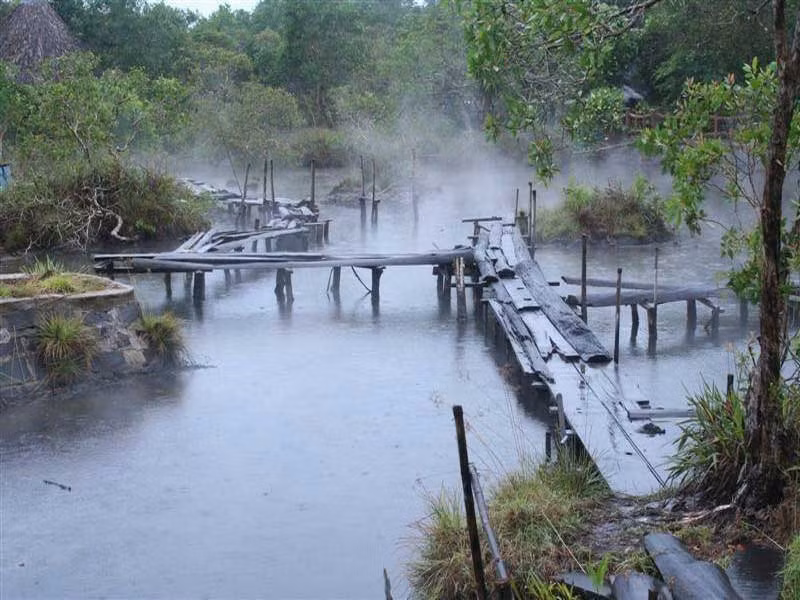  5. Suối nước nóng Hội Vân (Bình Định). Suối nước nóng này gắn liền với câu chuyện vua Quang Trung dùng nước nóng chữa bệnh cho quân lính. Nhiệt độ trung bình của suối nước nóng Hội Vân khoảng 70°C, nguồn nước chứa nhiều lưu huỳnh, tốt cho sức khỏe. Ảnh: onsenspa.vn.