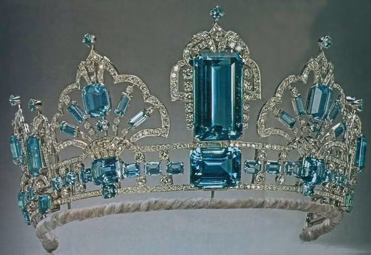  Được các hoàng gia yêu thích. Nhiều viên Aquamarine nổi tiếng thuộc về hoàng gia, điển hình là viên đá trên vương miện Aquamarine của Nữ hoàng Elizabeth II. Ảnh: Pinterest.
