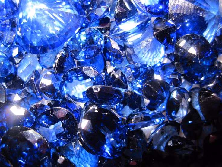  7. Sapphire nhân tạo được sử dụng trong công nghệ. Do độ cứng cao và khả năng chống trầy xước, Sapphire tổng hợp được sử dụng để làm màn hình chống xước cho đồng hồ cao cấp, cửa sổ máy bay và thậm chí trong một số bộ phận của điện thoại thông minh. Ảnh: Pinterest.