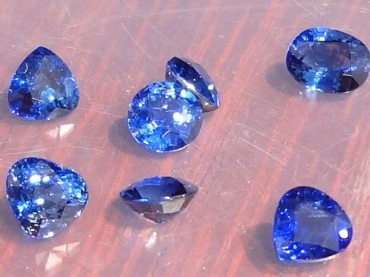  2. Sapphire có lịch sử lâu đời và mang ý nghĩa tâm linh. Trong nhiều nền văn hóa, Sapphire được coi là viên đá của trí tuệ, lòng trung thành và sự bảo vệ. Thời xưa, nó thường được các vị vua đeo để tránh bị nguyền rủa hoặc phản bội. Ảnh: Pinterest.